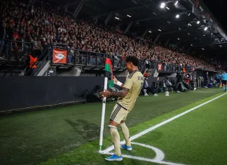 Рейналдо след равенството с НЕК: Радвам се за гола, но искахме победата Soccer player in a beige kit leans on the corner flag near the sideline as a packed stadium watches.