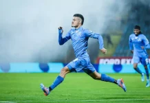 Рикардиньо: Сърцето ми остава синьо! Soccer player in a blue kit sprinting on a green field, shades of blue stadium in the background.