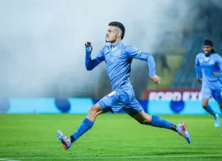 Рикардиньо: Сърцето ми остава синьо! Soccer player in a blue kit sprinting on a green field, shades of blue stadium in the background.
