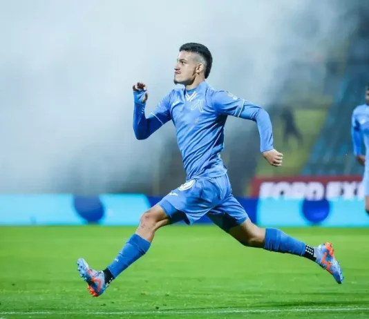 Рикардиньо: Сърцето ми остава синьо! Soccer player in a blue kit sprinting on a green field, shades of blue stadium in the background.
