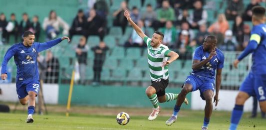 Стадион „Тича“ вече не плаши Левски Soccer match in progress: a player in a green-and-white striped jersey drives the ball as blue-team players defender advance nearby.