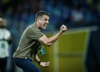 Важно завръщане в състава на Хулио Веласкес Coach on the sidelines celebrating with a raised clenched fist during a game.