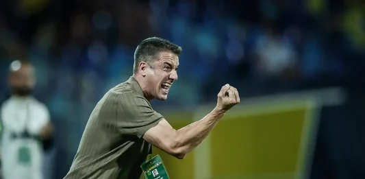 Важно завръщане в състава на Хулио Веласкес Coach on the sidelines celebrating with a raised clenched fist during a game.