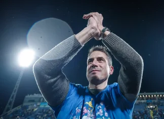 Веласкес е изправен пред труден избор Man in a blue shirt raises his hands in celebration at a night stadium, bright lights behind him and a crowd in the stands sporting backdrop.