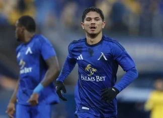 Веласкес пренарежда атаката на Левски за НЕК, Евертон Бала излиза на върха Soccer player in a blue kit sprinting on the field with the sponsor 'Palms Bet' logo visible on the chest.