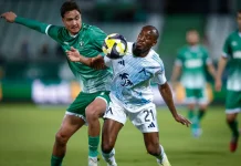 Ясни са датите за Левски – Лудогорец Soccer players vie for the ball in a tense challenge; a white-and-blue kit player shields the ball from a green-clad opponent.